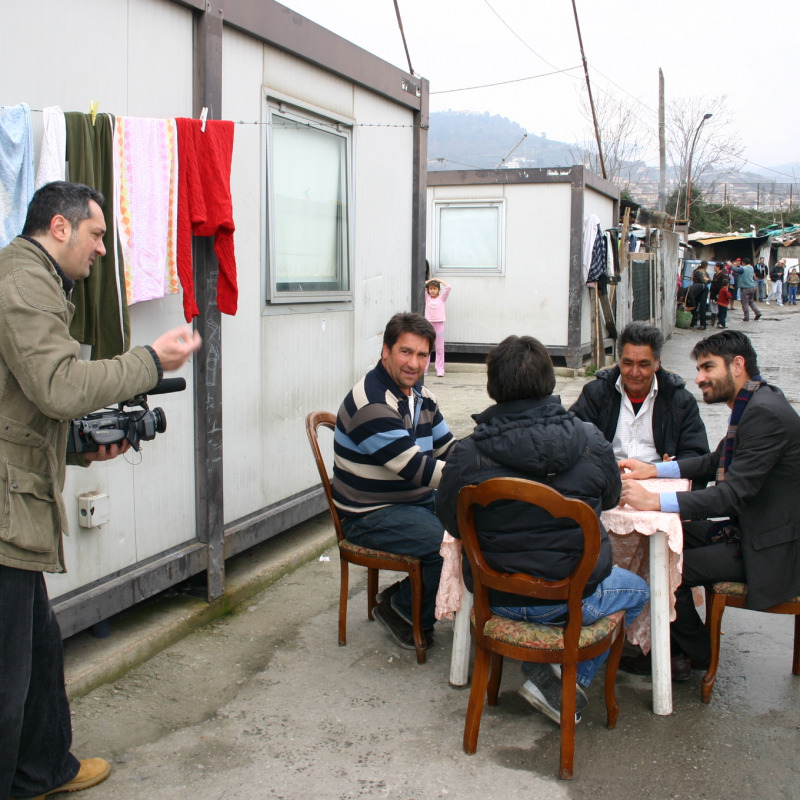 Il regista Francesco Pileggi durante le riprese nel campo rom di Lamezia Terme