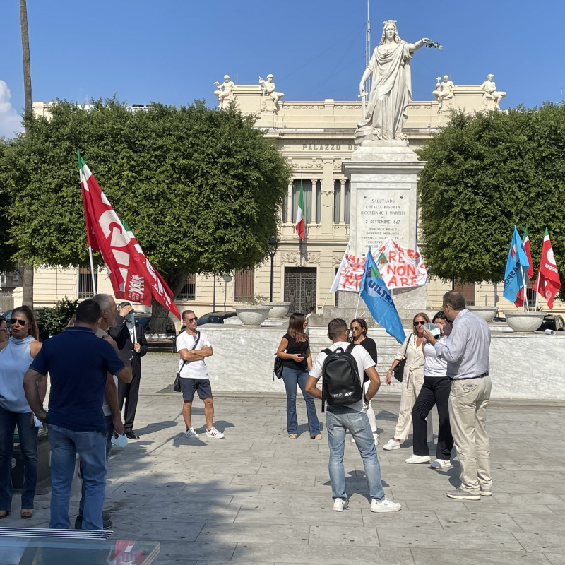 La protesta dei lavoratori dell'aeroporto di Reggio Calabria