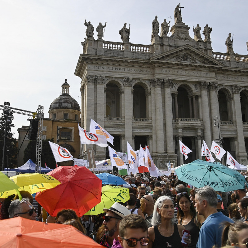 Bandiere e striscioni durante la manifestazione contro il Green Pass a piazza San Giovanni, Roma, 25 settembre 2021. ANSA/RICCARDO ANTIMIANI