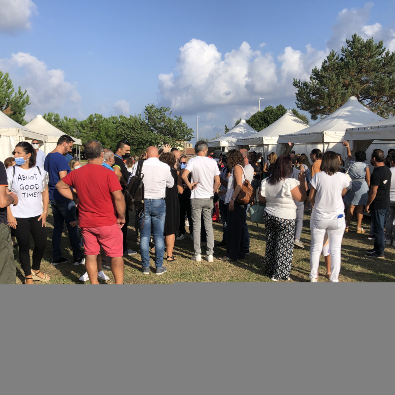 La protesta dei genitori per la chiusura della scuola Portosalvo di Vibo Valentia