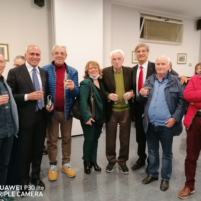 Il sindaco di Cosenza Franz Caruso insieme ad alcuni esponenti storici del socialismo cittadino