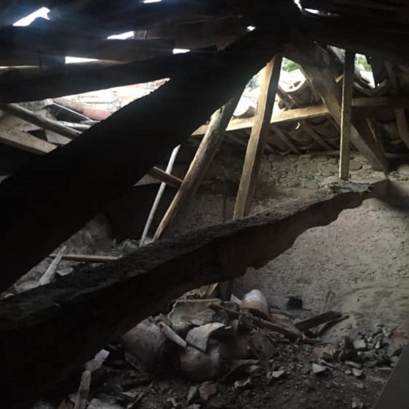 Il tetto crollato della chiesa di San Nicola a Marcellinara