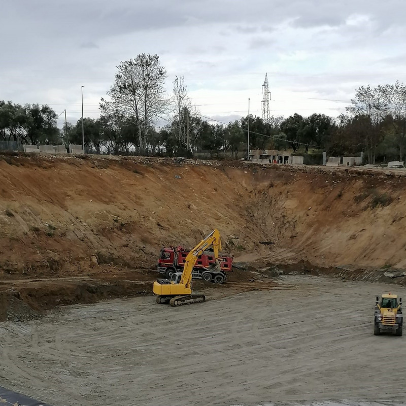 La costruzione della nuova vasca della discarica di Melicuccà