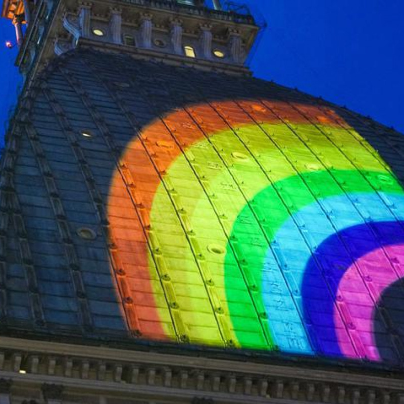 La mole Antonelliana a Torino illuminata con l'arcobaleno per il gay pride