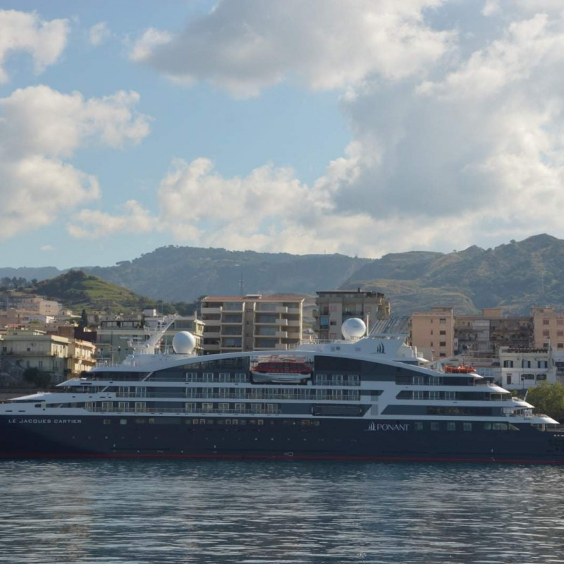 La lussuosa nave “Le Jacques Cartier” in sosta al porto di Reggio