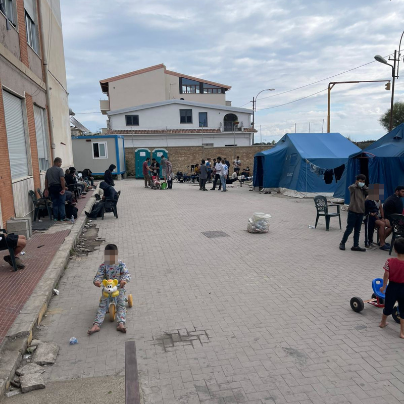 Migranti nel centro di prima accoglienza di Roccella Ionica