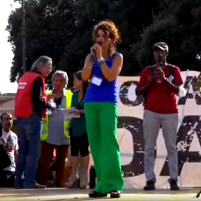 Nunzia Alessandra Schilirò sul palco del sit-in dei No-Pass ieri in piazza San Giovanni a Roma il 26 settembre scorso