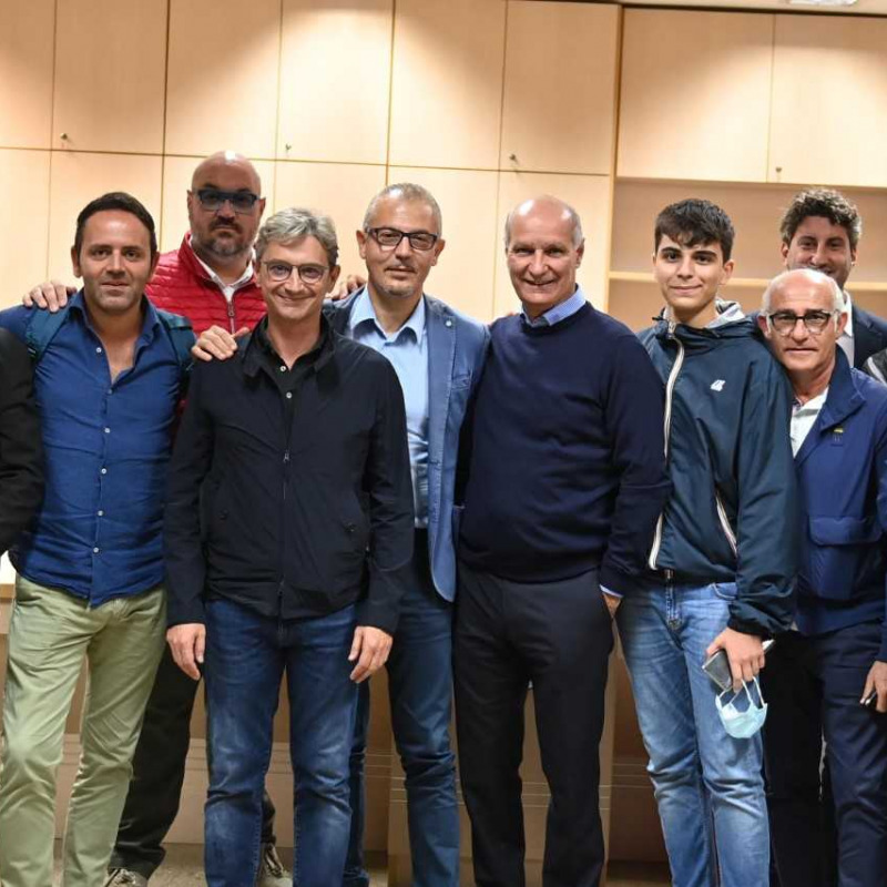 l neo eletto Michele Comito e il senatore Giuseppe Mangialavori insieme ad alcuni consiglieri comunali e sostenitori