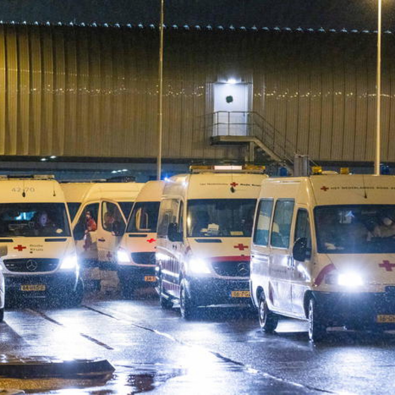 Ambulanze all'aeroporto Schipol di Amsterdam, dove sono atterrati 61 passeggeri positivi in arrivo dal Sudafrica