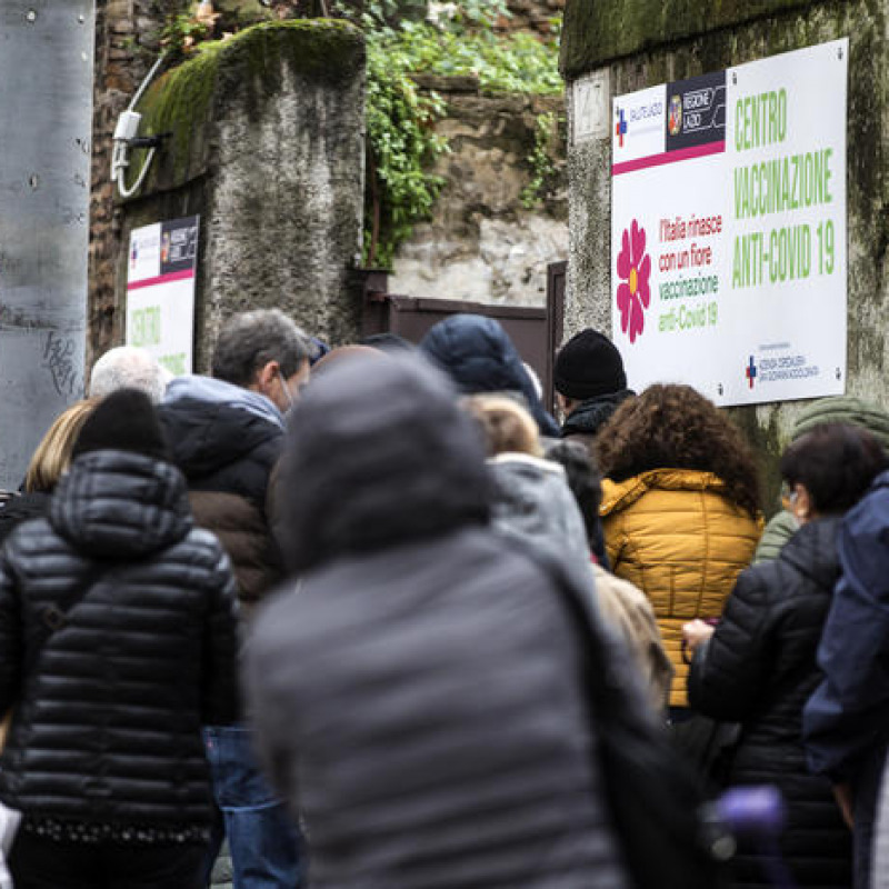 People wait for Covid-19 vaccinations during the open day at the COVID-19 vaccination hub of San Giovanni Addolorata hospital in Rome, Italy, 28 November 2021. ANSA/ANGELO CARCONI