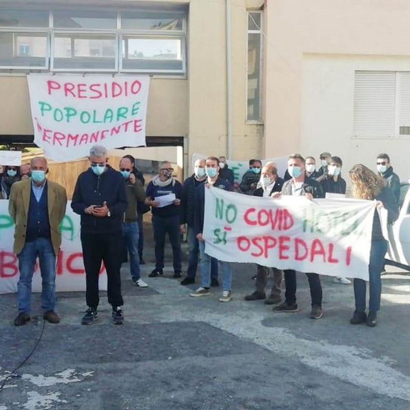 Una delle tante manifestazioni inscenate in difesa dell’ospedale di Cariati e contro il depotenziamento