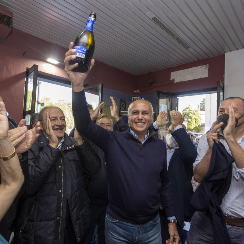 Franz Caruso festeggia la sua elezione a sindaco di Cosenza per il centrosinistra