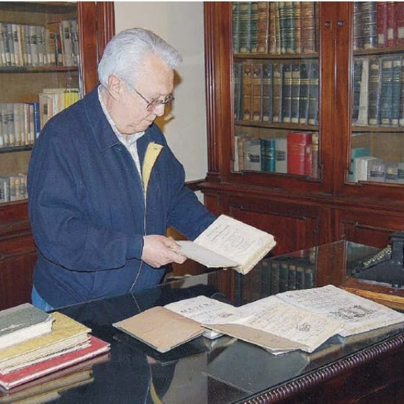 Il prof. Nicolino Passalacqua Con alcuni preziosi volumi custoditi nel Gabinetto di Lettura di via Sacchi