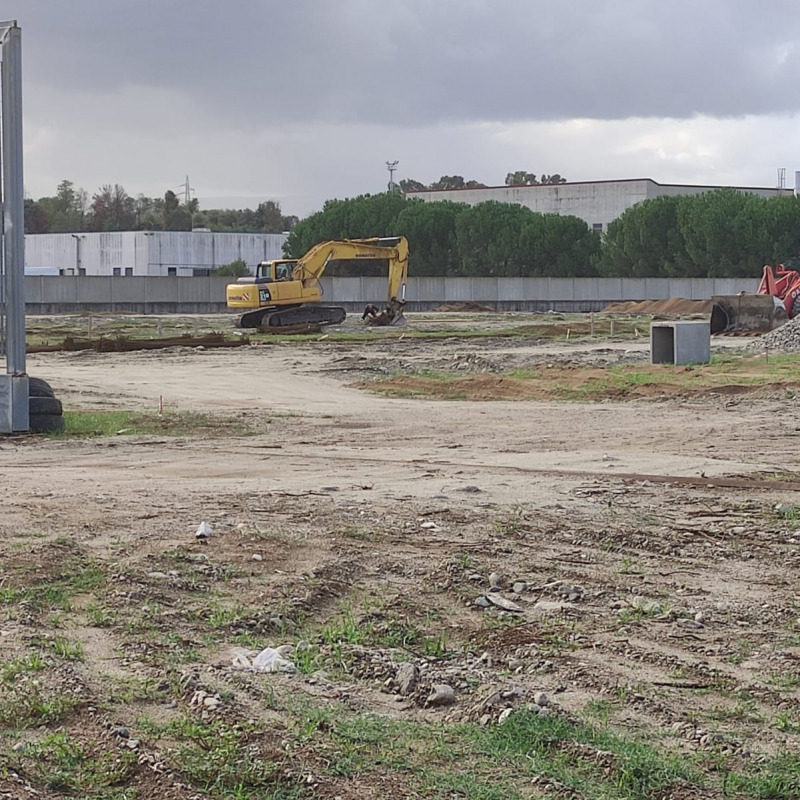 La realizzazione in corso di un grande capannone nell’area di sviluppo industriale accanto al porto di Gioia Tauro