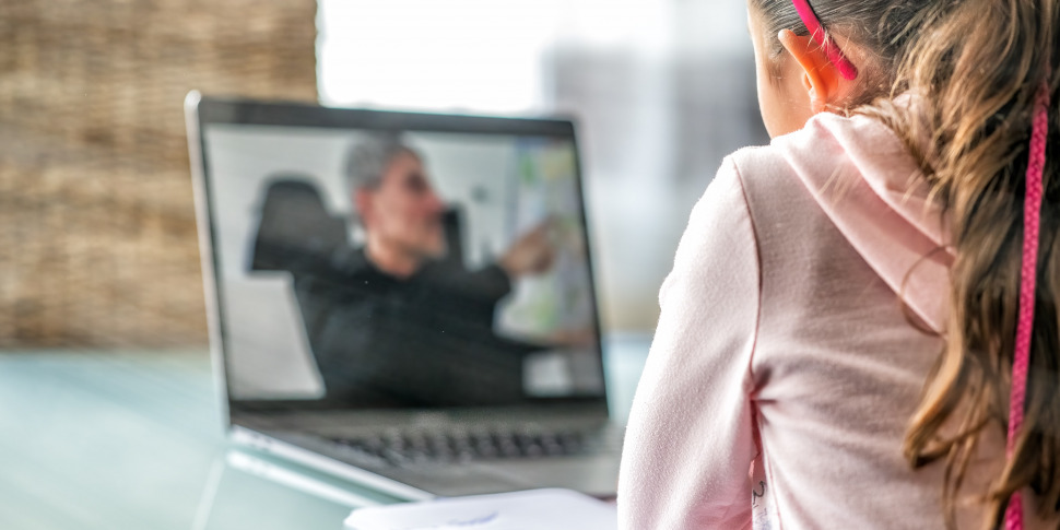 Rubato il pc per le lezioni a una bimba tetraplegica, i genitori: "Mettetevi una mano sulla coscienza"