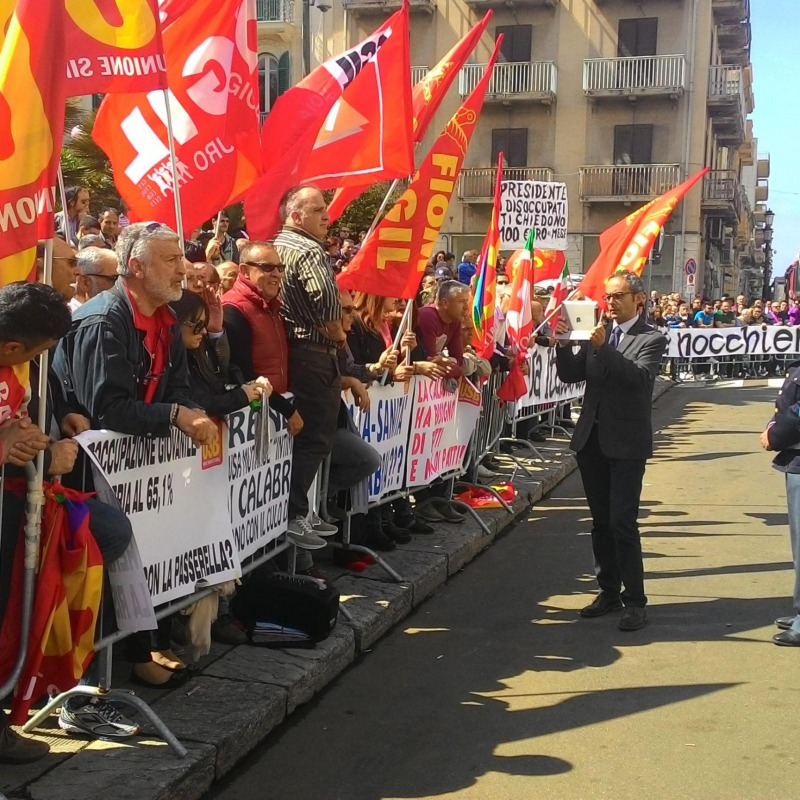 Il presidio delle organizzazioni sindacali della Cgil e dell'Usb davanti al Museo nazionale di Reggio Calabria per chiedere al premier Renzi interventi in favore dello sviluppo in Calabria