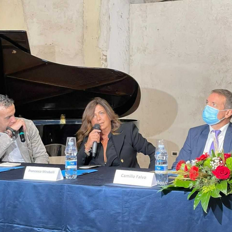 Pietro Comito (giornalista), Francesca Mirabelli (presidente associazione Giordano) e Camillo Falvo (procuratore di Vibo)