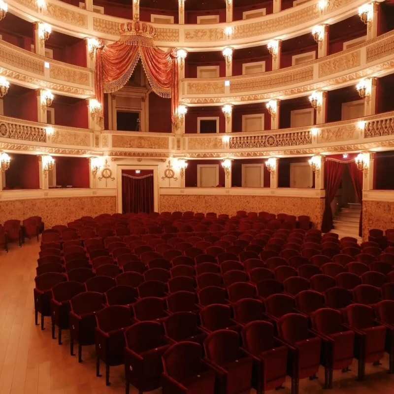 Il teatro Piccinni di Bari