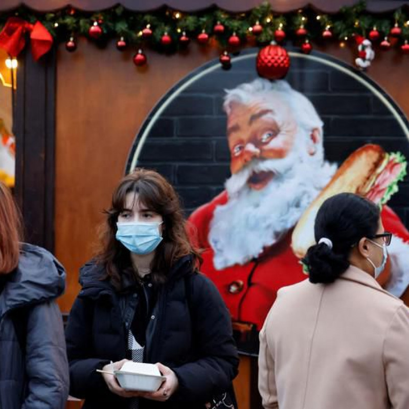 Coronavirus, variante Omicron in Italia salita al 28,2%. Oggi la stretta di Natale