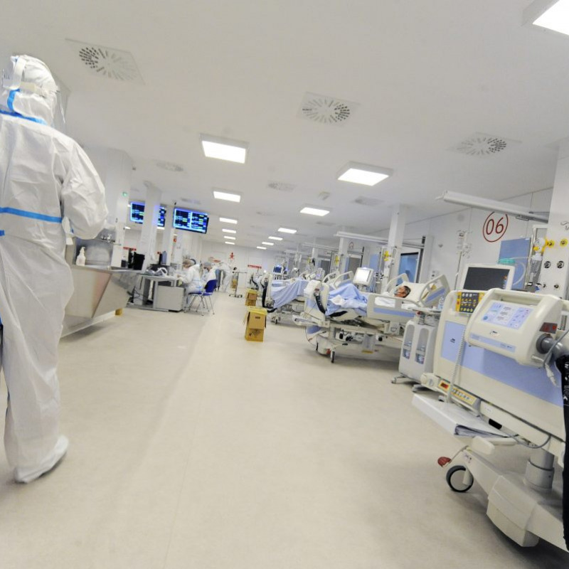 Il Covid mette in ginocchio la sanità a Messina: ospedali "in coma"