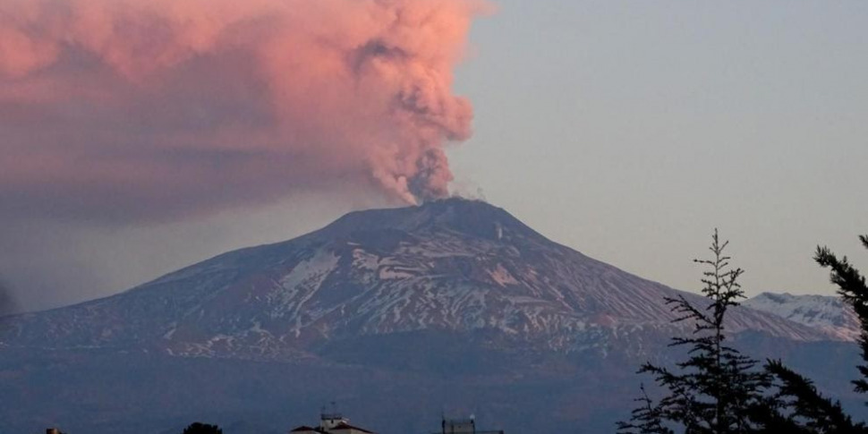 l-etna-riprende-l-attivit-esplosiva-chiuso-lo-spazio-aereo-a-catania