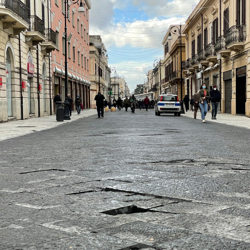 Le basole sul Corso Garibaldi a Reggio che presentano già i segni del tempo e devono essere oggetto di interventi