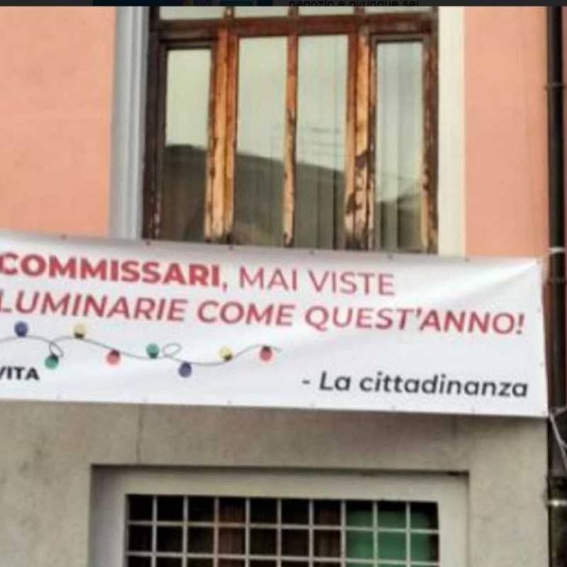 Lo striscione comparso sulla facciata della scuola “Marvasi” di Rosarno