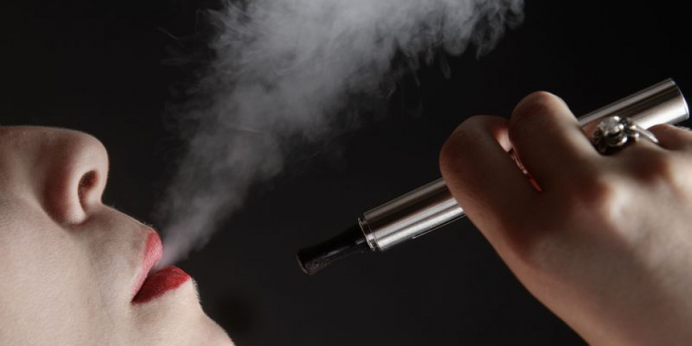 Meno canne più sigarette elettroniche, le ragazze superano i maschi nelle dipendenze: l