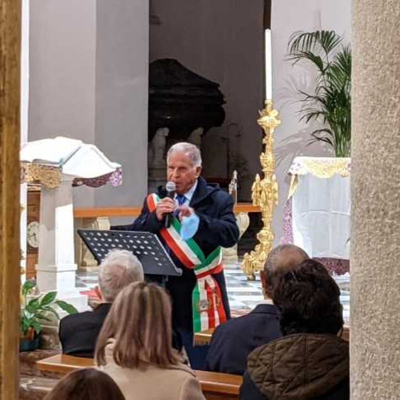Il sindaco di Venetico, Francesco Rizzo, durante la cerimonia per la benemerenzaconsegnata nella chiesa di S. Nicolò