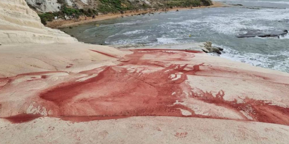 Imbrattarono la Scala dei Turchi: condannati gli autori Imbrattarono la Scala dei Turchi: condannati gli autori