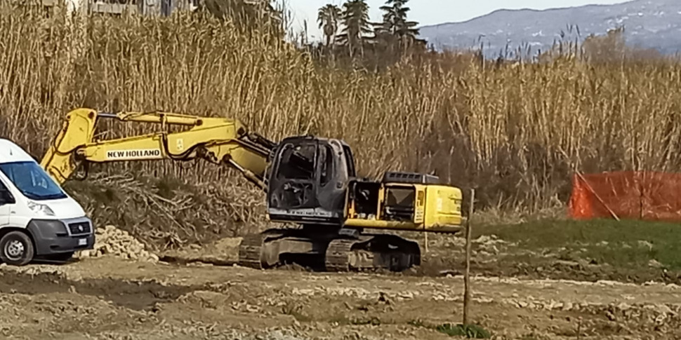 https://assets.gazzettadelsud.it/2022/01/escavatore-970x485.jpg