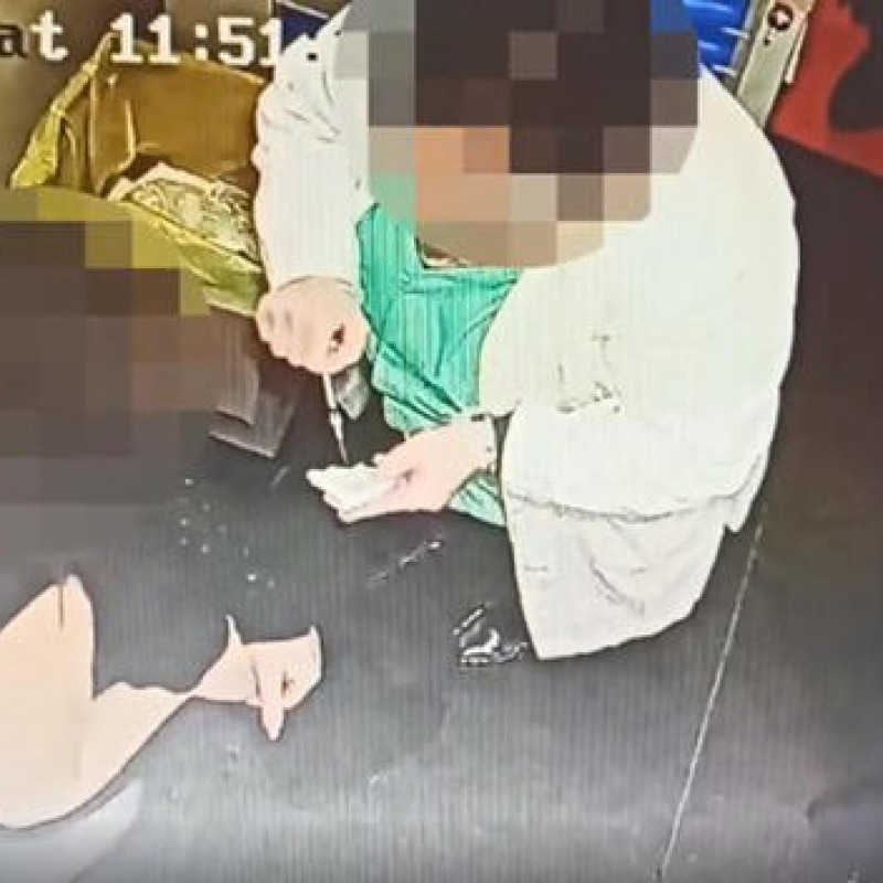 Un fermo immagine mostra un momento dell'operazione che ha portato all'arresto di una infermiera dell'hub vaccinale Fiera del Mediterraneo