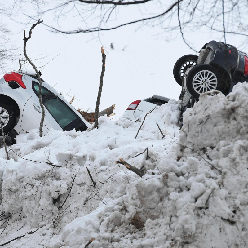 Macchine travolte dalla valanga nell'area dell'Hotel Rigopiano, 26 gennaio 2017. ANSA/ ALESSANDRO DI MEO