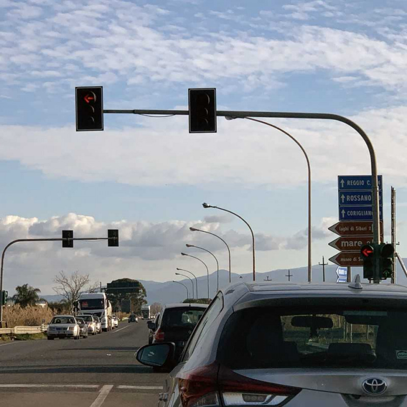 Il semaforo sulla 106 in prossimità dei Laghi di Sibari