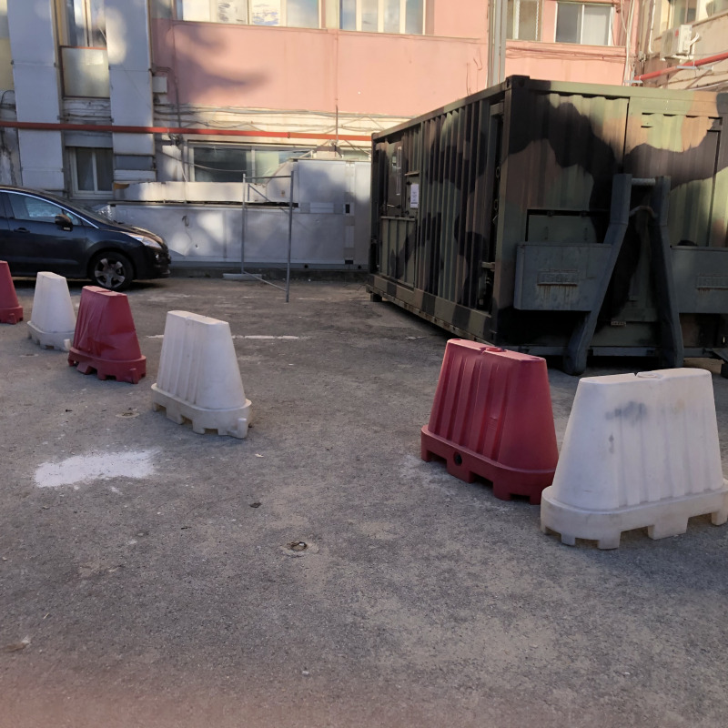 Nel perimetro esterno dell'ospedale Iazzolino di Vibo è stato sistemato il laboratorio mobile dell’Esercito