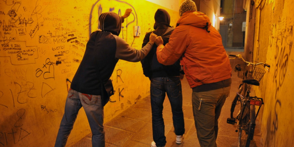 Ragazzino pestato a Lecco davanti ai compagni, il video è virale