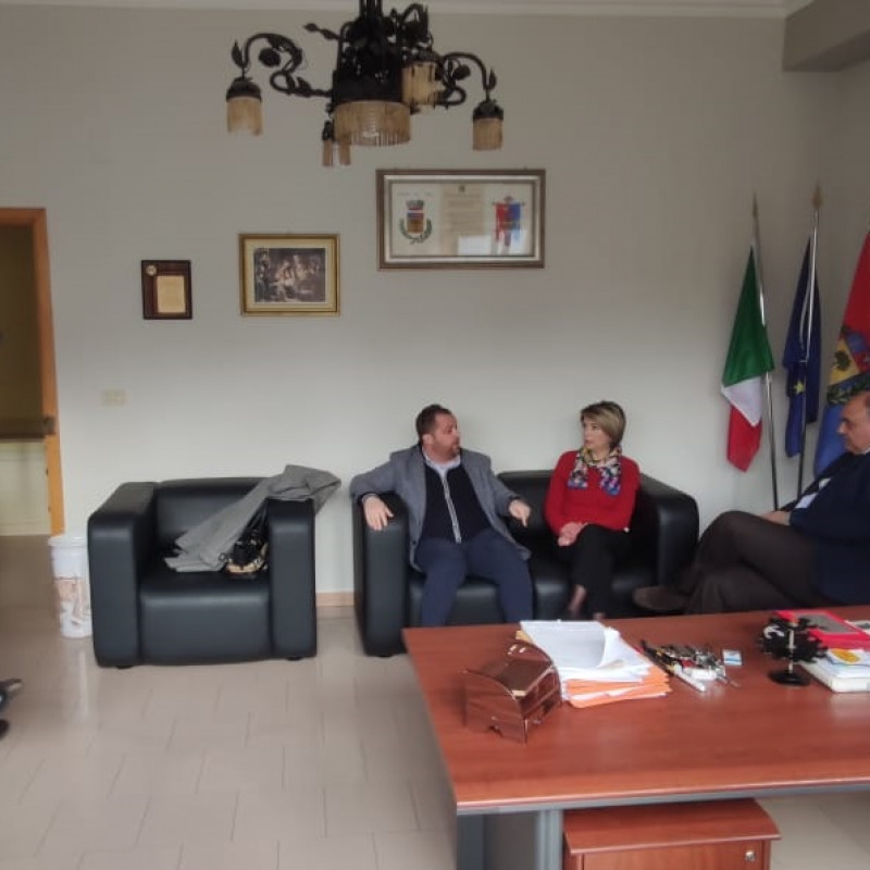Gli amministratori del Vibonese ed i vertice dell’Anci accanto al sindaco di Dasà, Raffaele Scaturchio