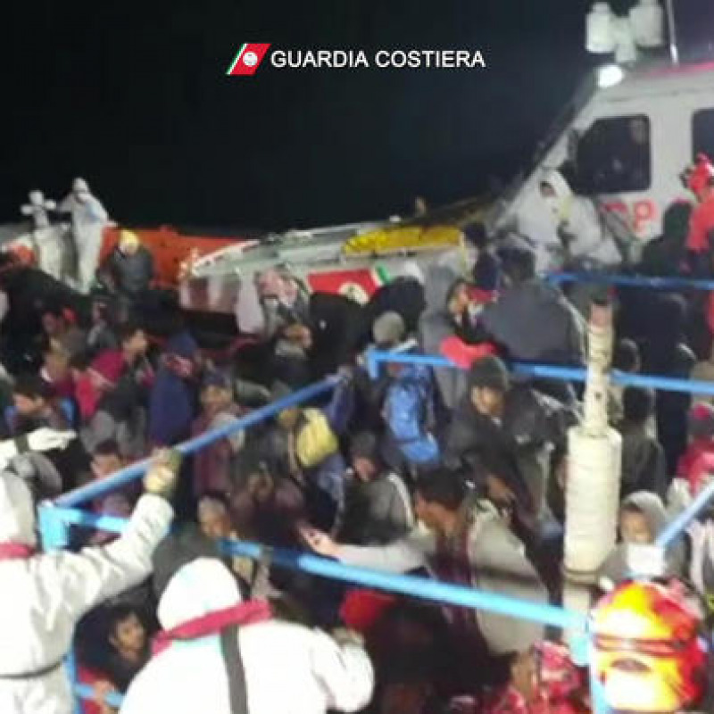 L'operazione di soccorso avvenuta la scorsa notte a largo di Lampedusa, in area di responsabilità SAR italiana, condotta da due motovedette della Guardia Costiera, in cui sono stati tratti in salvo 305 migranti che erano su un barcone di 15 metri a circa 20 miglia dalle coste italiane. Tra le persone soccorse anche 17 donne e 6 minorenni, 21 gennaio 2022. L'intervento, spiega la Guardia Costiera, "è stato particolarmente complesso a causa delle ridotte dimensioni dell'unità e dell'eccessivo numero di persone presenti a bordo che avrebbero potuto determinare il capovolgimento dell'unità alla deriva". ANSA / Guardia Costiera +++ ANSA PROVIDES ACCESS TO THIS HANDOUT PHOTO TO BE USED SOLELY TO ILLUSTRATE NEWS REPORTING OR COMMENTARY ON THE FACTS OR EVENTS DEPICTED IN THIS IMAGE; NO ARCHIVING; NO LICENSING +++