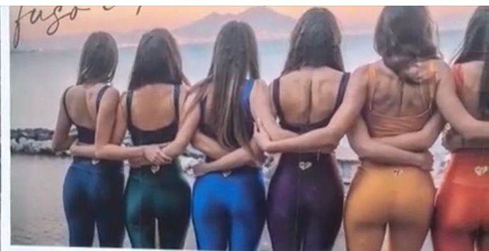 Napoli, Il panorama più bello del mondo: ma il manifesto pubblicitario  mostra il lato B delle ragazze e non il Golfo, è polemica