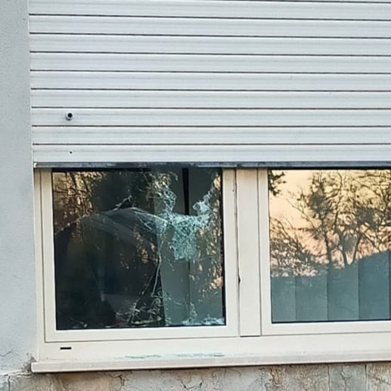 I malviventi hanno infranto i vetri di una finestra per accedere nell’ospedale di Praia