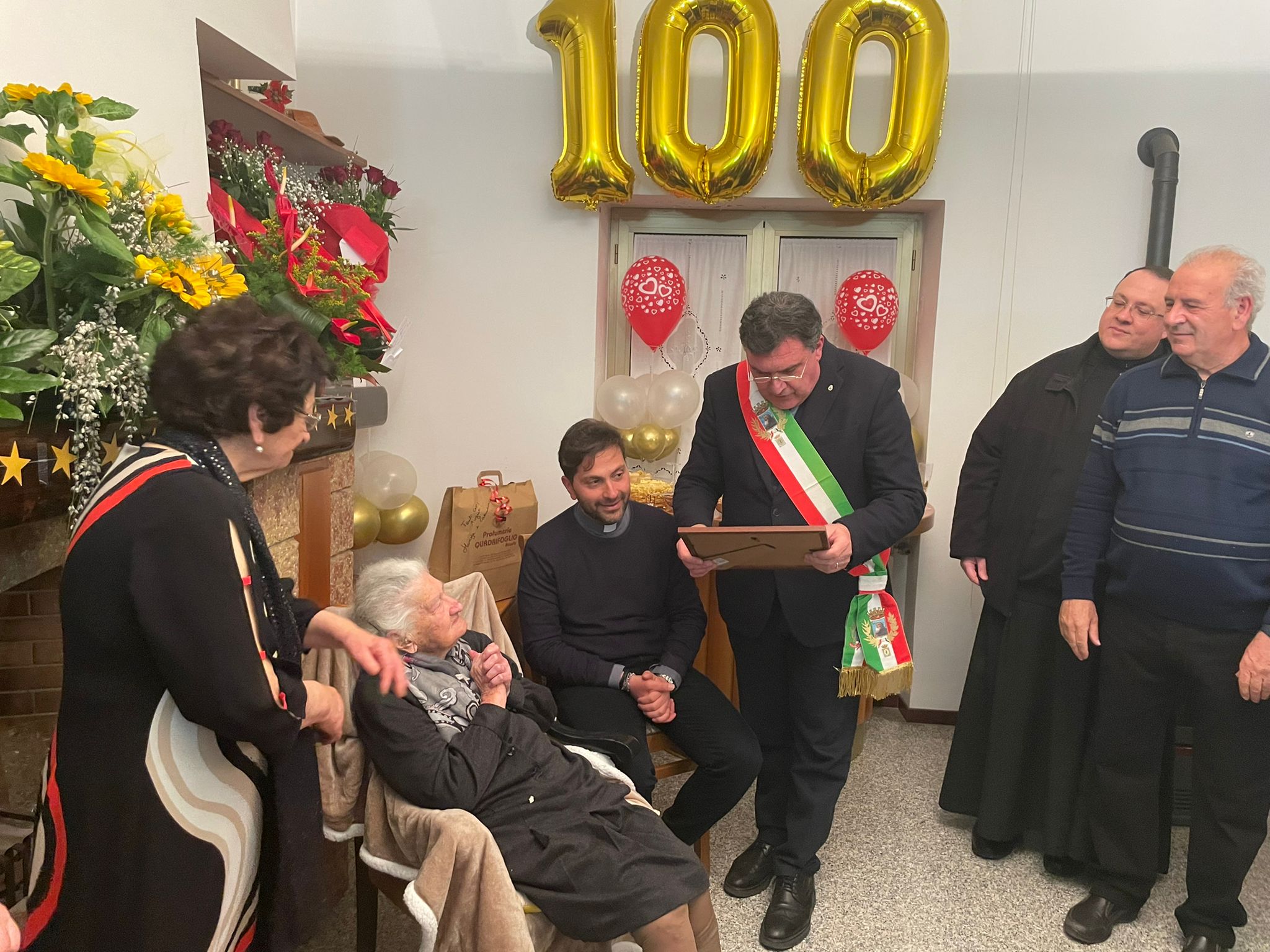 A Paola il secolo di vita di nonna Carmela: 100 anni di amore, gioia ed  ironia - Gazzetta del Sud