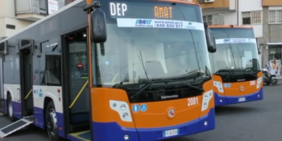 Autista di bus picchiato a Palermo, stava aiutando una donna in sedia a rotelle a scendere dal mezzo Autista di bus picchiato a Palermo, stava aiutando una donna in sedia a rotelle a scendere dal mezzo