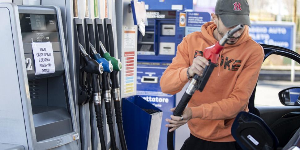 https://assets.gazzettadelsud.it/2022/03/benzina-diesel-carburanti-gasolio-970x485.jpg