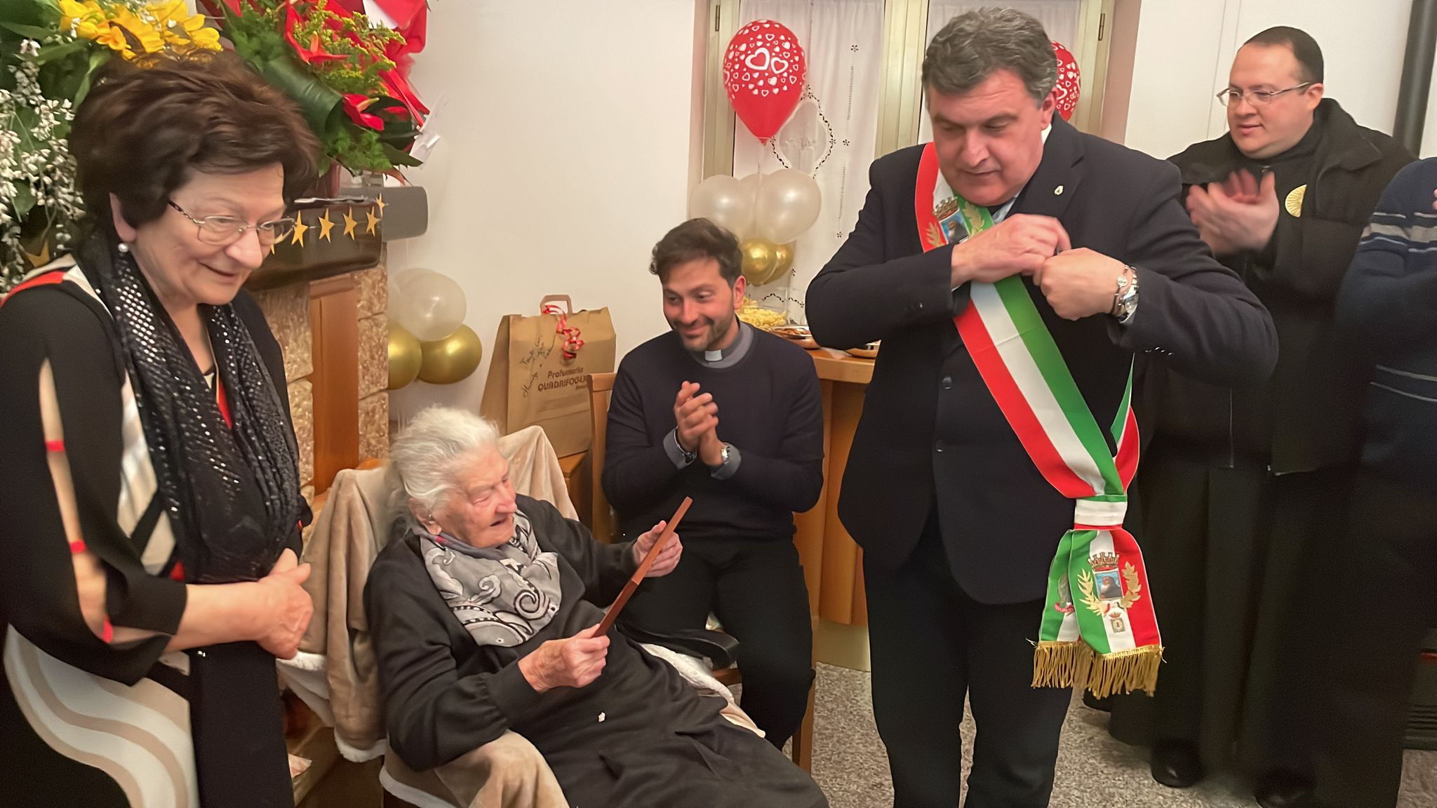 A Paola il secolo di vita di nonna Carmela: 100 anni di amore, gioia ed  ironia - Gazzetta del Sud