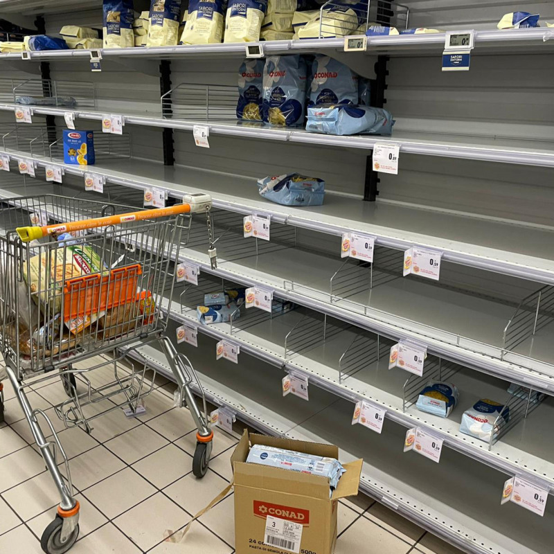 Gli scaffali vuoti di uno dei supermercati preso d'assalto per via della paura dell'aumento dei prezzi causato dalla guerra in Ucraina, Cagliari, 11 marzo 2022. ANSA