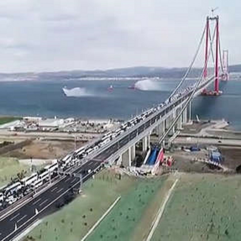 Il Ponte di Canakkale (dal nome della città) o dei Dardanelli, il più lungo del mondo con i suoi 2023 metri di lunghezza, unisce la Turchia europea a quella asiatica