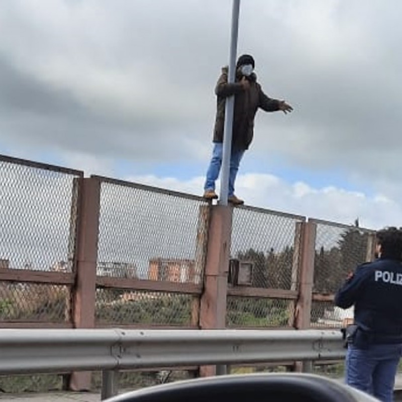Catanzaro, uomo minaccia di buttarsi dal ponte Bisantis: interviene la polizia