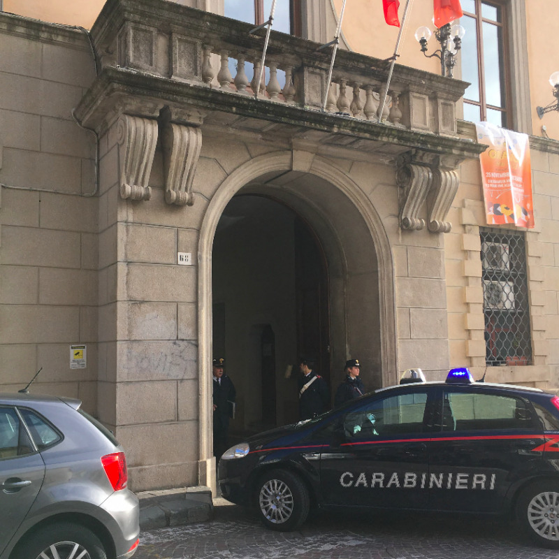 I carabinieri davanti Palazzo De Nobili per notificare gli avvisi di garanzia ai consiglieri comunali indagati