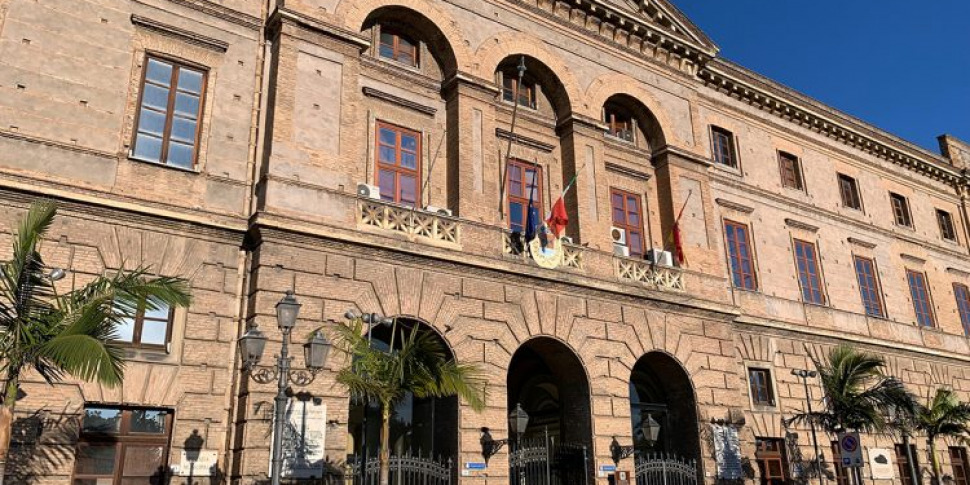 Nubifragio notturno e strade allagate a Milazzo: il Comune chiude le scuole