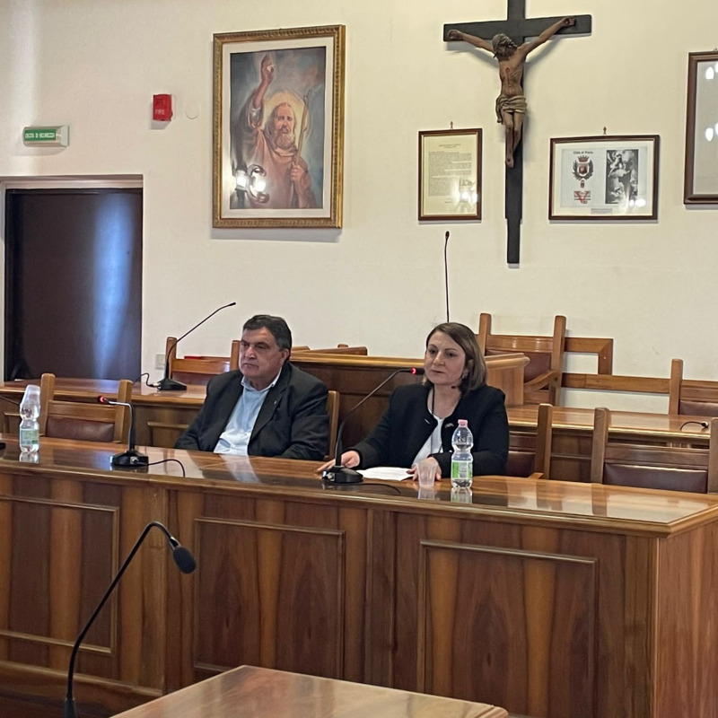 Il sindaco di Paola Roberto Perrotta con il suo vice Marianna Saragò